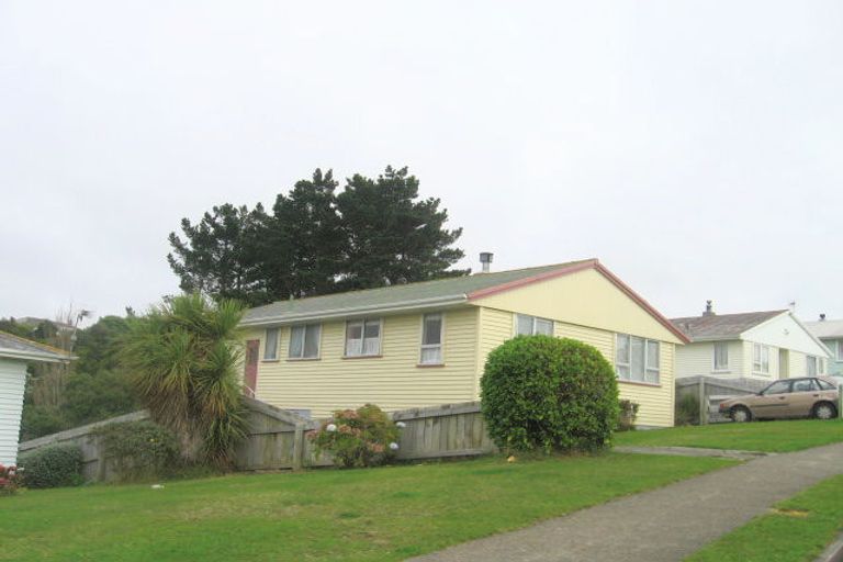 Photo of property in 27 Beauzami Crescent, Ascot Park, Porirua, 5024