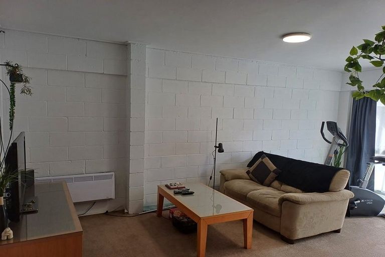 Photo of property in 1/132 Atkinson Road, Titirangi, Auckland, 0604