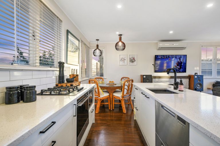 Photo of property in 10 Cobham Crescent, Kelston, Auckland, 0602