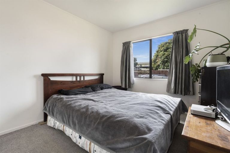 Photo of property in 2/4 Maplesden Drive, Clendon Park, Auckland, 2103