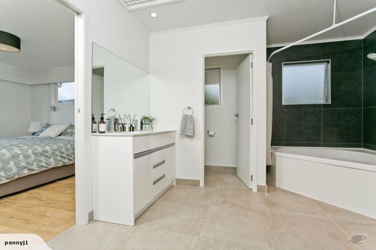 Photo of property in 2/33 Hyde Road, Rothesay Bay, Auckland, 0630