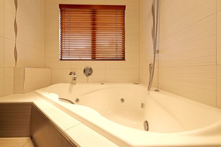 Photo of property in 5 Quedley Court, Eastern Beach, Auckland, 2012