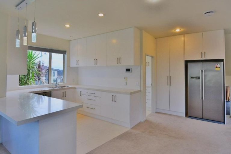 Photo of property in 16 Loughros Place, Pinehill, Auckland, 0632