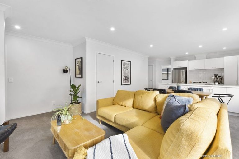 Photo of property in 35 Brindle Way, Newlands, Wellington, 6037