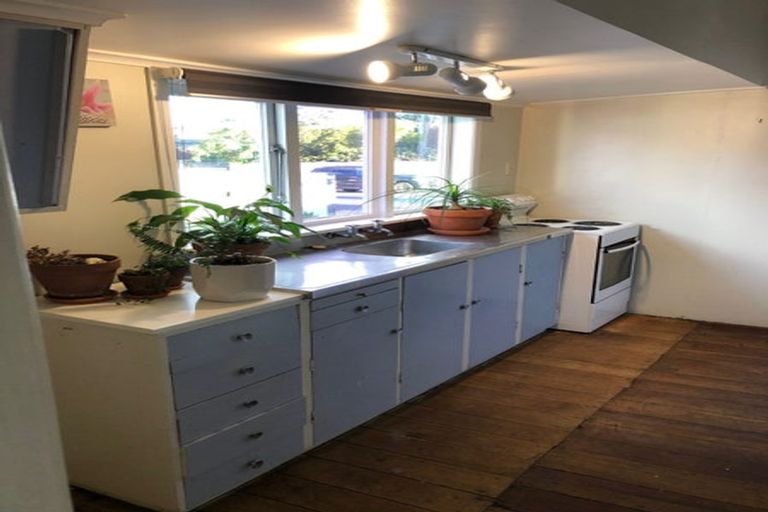 Photo of property in 51 Onewa Road, Northcote, Auckland, 0627