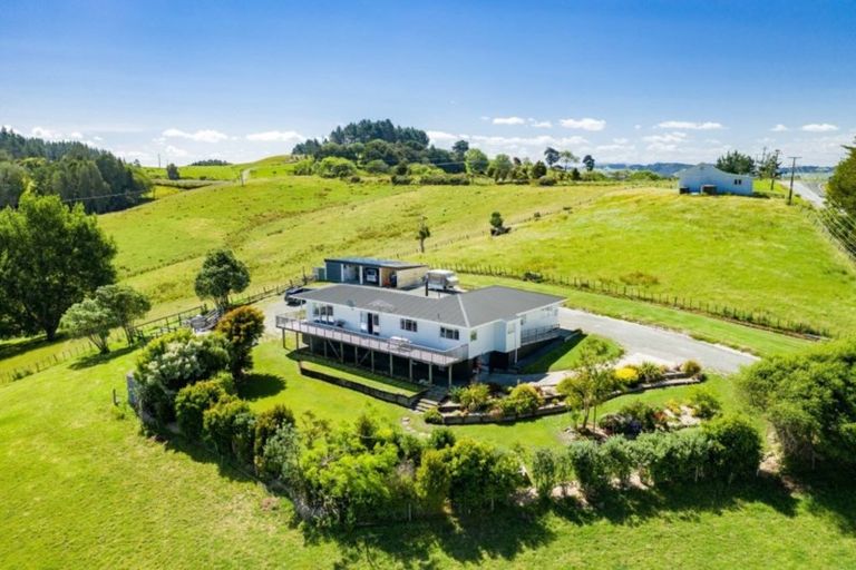Photo of property in 18 Marohemo Road, Maungaturoto, 0583