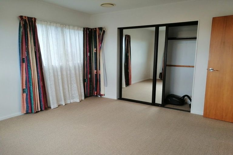 Photo of property in 1/11 Strabo Place, Windsor Park, Auckland, 0632
