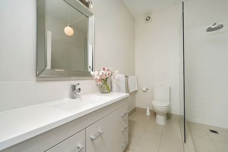 Photo of property in 2/15a Kerr Street, Devonport, Auckland, 0624