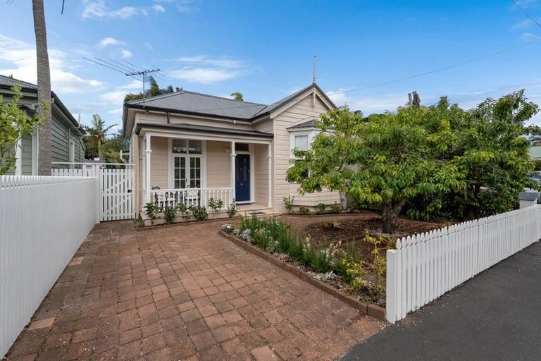 Photo of property in 24 Anne Street, Devonport, Auckland, 0624