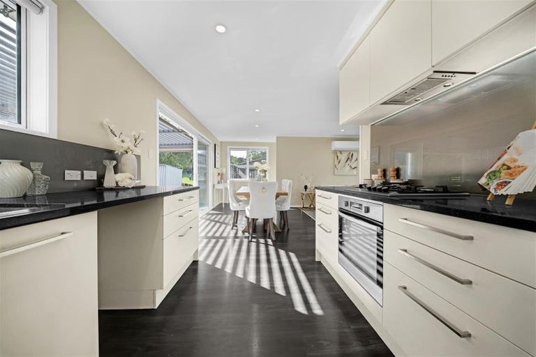 Photo of property in 19 Deverell Place, Northcross, Auckland, 0632
