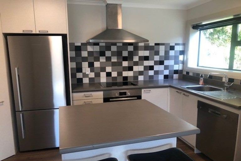 Photo of property in 2/37 Singers Road, Korokoro, Lower Hutt, 5012