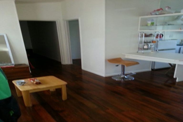 Photo of property in 2/2 Lansdowne Street, Bayswater, Auckland, 0622