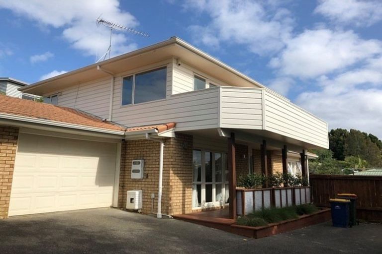 Photo of property in 8a Margaret Henry Crescent, Oteha, Auckland, 0632