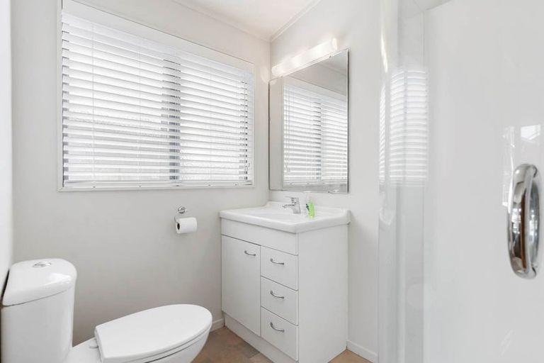 Photo of property in 28 Meadowvale Rise, Titirangi, Auckland, 0604