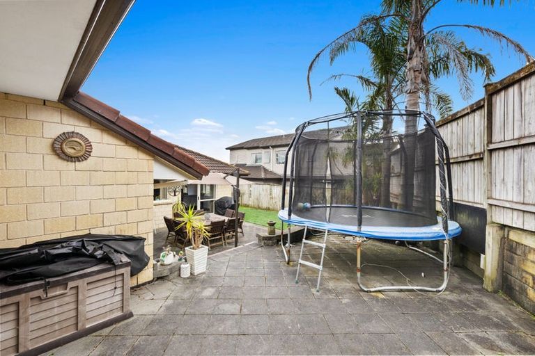 Photo of property in 16 Fernloche Place, Flat Bush, Auckland, 2016