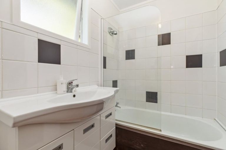 Photo of property in 1/615 Swanson Road, Swanson, Auckland, 0612