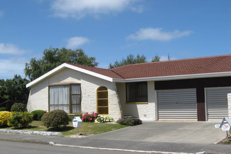Photo of property in 2 Calbreath Place, Russley, Christchurch, 8042