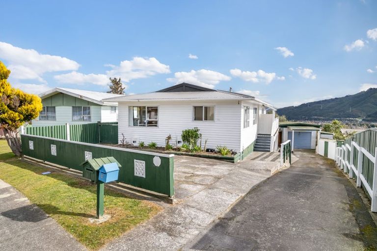Photo of property in 31 Aniseed Grove, Timberlea, Upper Hutt, 5018