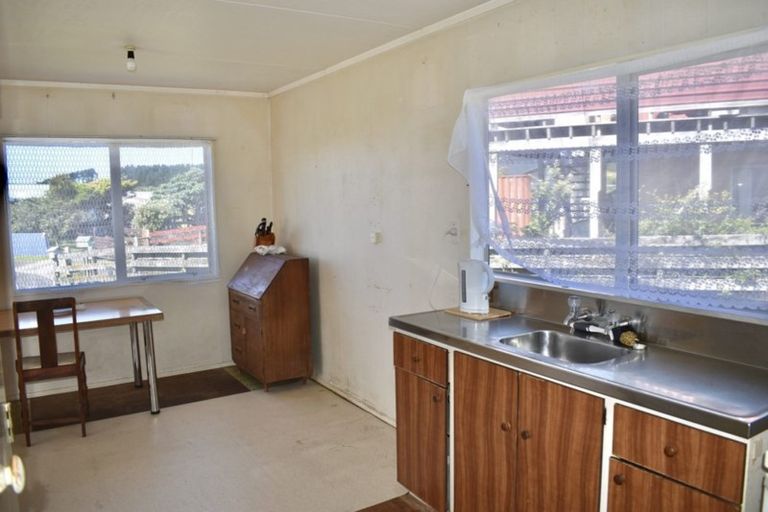 Photo of property in 16 Colenso Place, Otaki Beach, Otaki, 5512