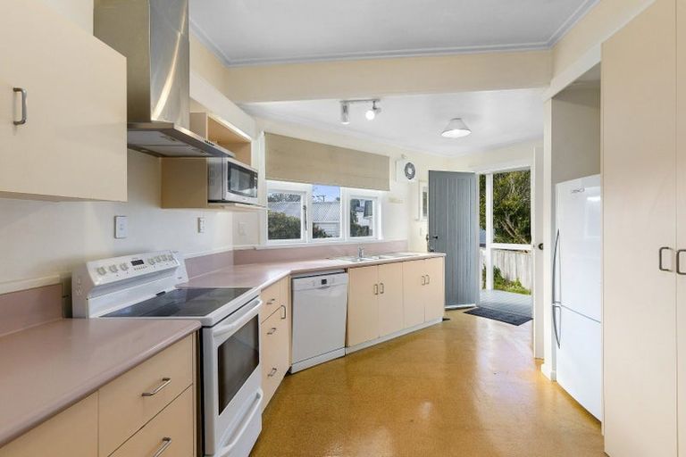 Photo of property in 33 Firth Terrace, Karori, Wellington, 6012