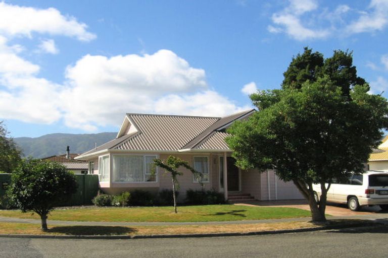 Photo of property in 19 Turon Crescent, Totara Park, Upper Hutt, 5018