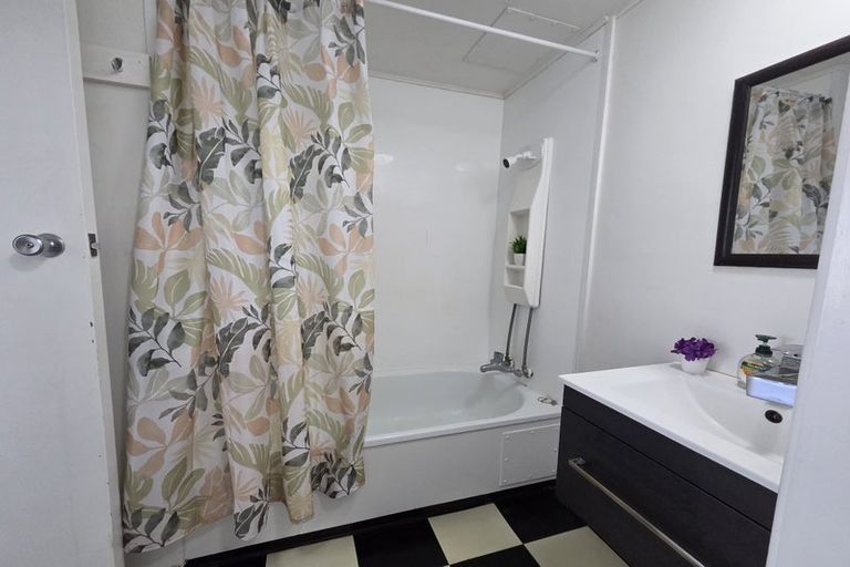 Photo of property in Churchill Flats, 213 The Terrace, Wellington Central, Wellington, 6011