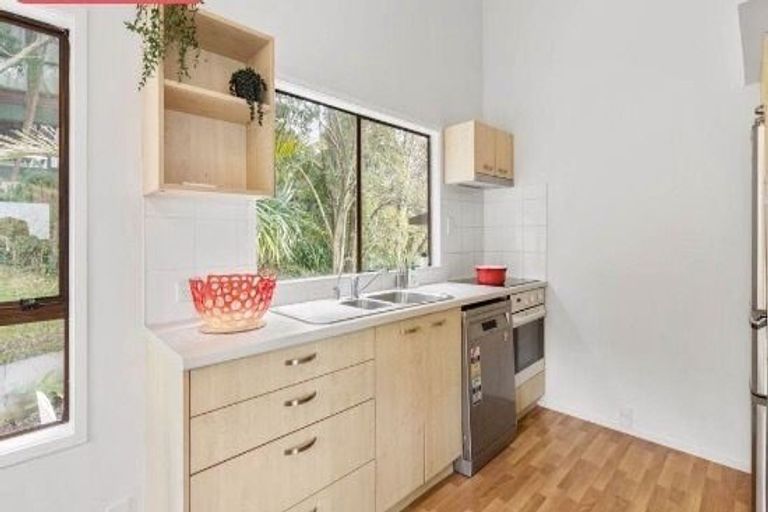 Photo of property in 2/74 Ayton Drive, Totara Vale, Auckland, 0629