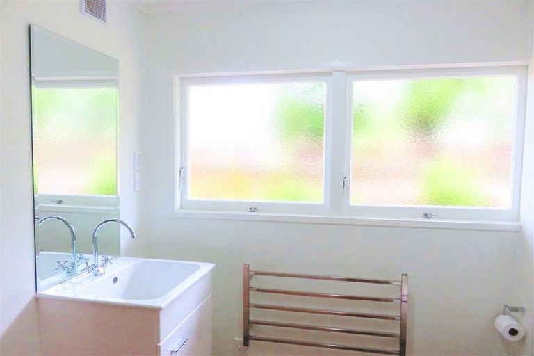 Photo of property in 8/77 Old Lake Road, Narrow Neck, Auckland, 0624