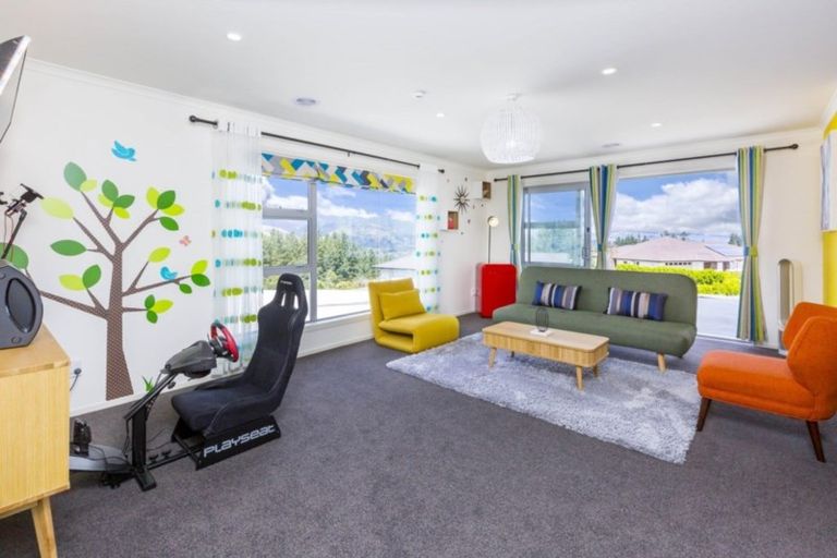 Photo of property in 25b Mount Marua Way, Timberlea, Upper Hutt, 5018