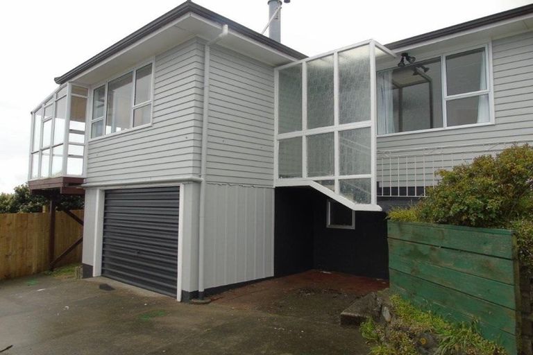 Photo of property in 38 Brooker Grove, Newlands, Wellington, 6037