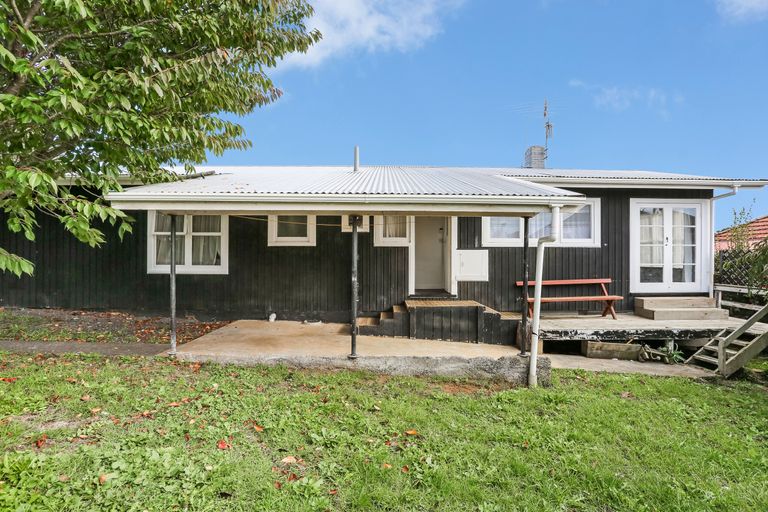 Photo of property in 1 Booth Crescent, Tuakau, 2121