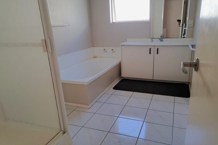 Photo of property in 9 Harbour Lights Close, West Harbour, Auckland, 0618