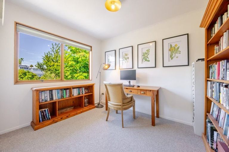 Photo of property in 17 Roslyn Road, Bluff Hill, Napier, 4110