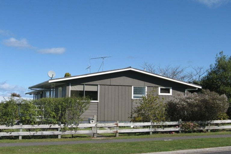 Photo of property in 11 Besley Place, Acacia Bay, Taupo, 3330