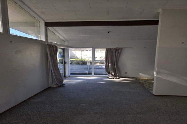 Photo of property in 4 Longbill Place, Glendene, Auckland, 0602