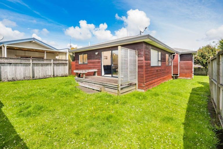 Photo of property in 2/4 Merton Avenue, Glenfield, Auckland, 0627