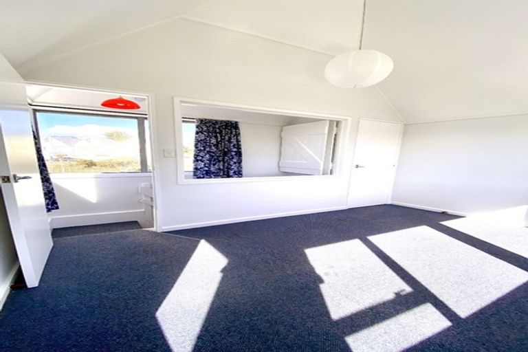 Photo of property in 126 Akaroa Drive, Maupuia, Wellington, 6022