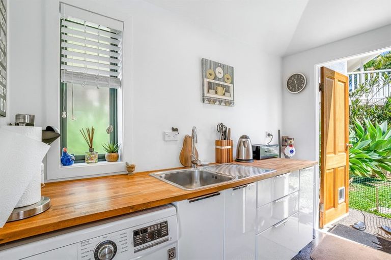 Photo of property in 1/2 Heathcote Road, Castor Bay, Auckland, 0620