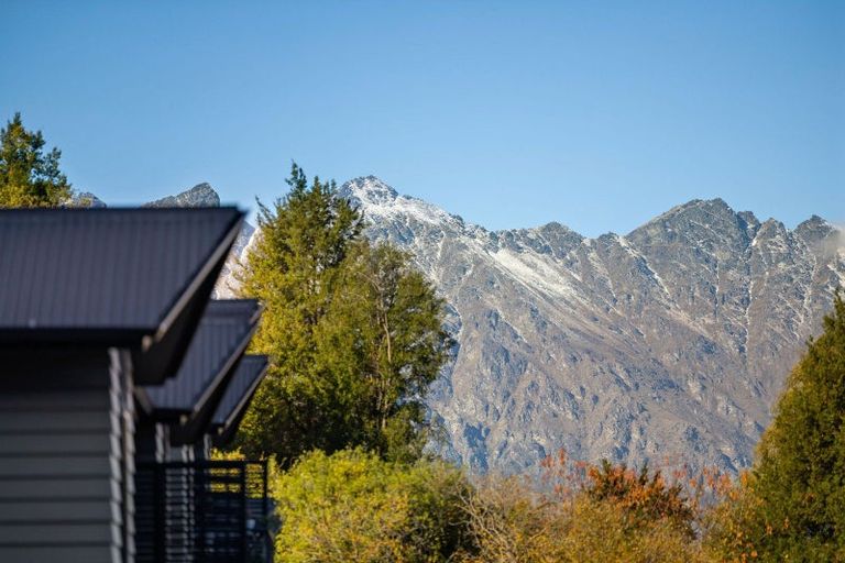 Photo of property in Arno Apartment, 9/8 Mckerrow Place, Sunshine Bay, Queenstown, 9300