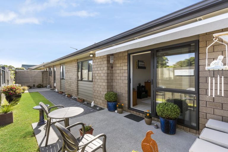 Photo of property in 18 Royalle Mews, Botany Downs, Auckland, 2010