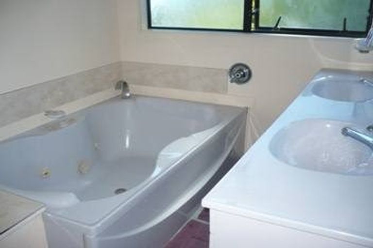 Photo of property in 28 Ronald Macken Place, Windsor Park, Auckland, 0632