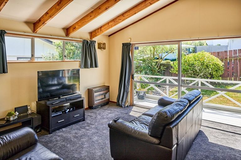 Photo of property in 1 Forglen Place, Tawa, Wellington, 5028