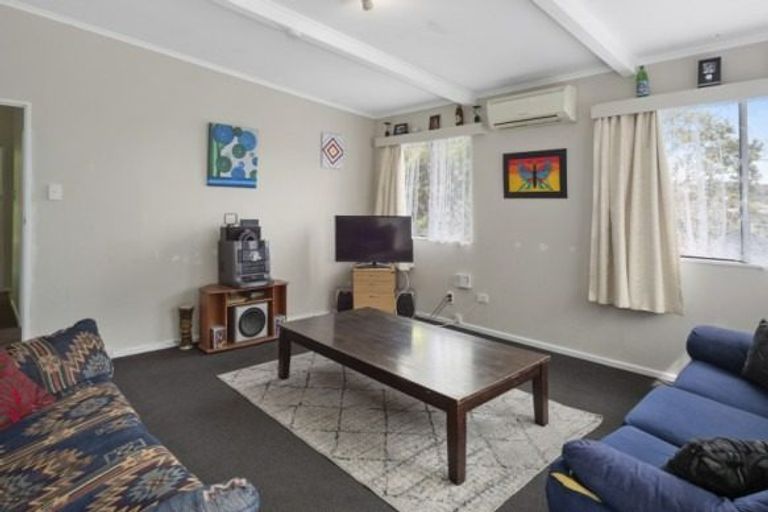 Photo of property in 8 Gahagan Way, Newlands, Wellington, 6037