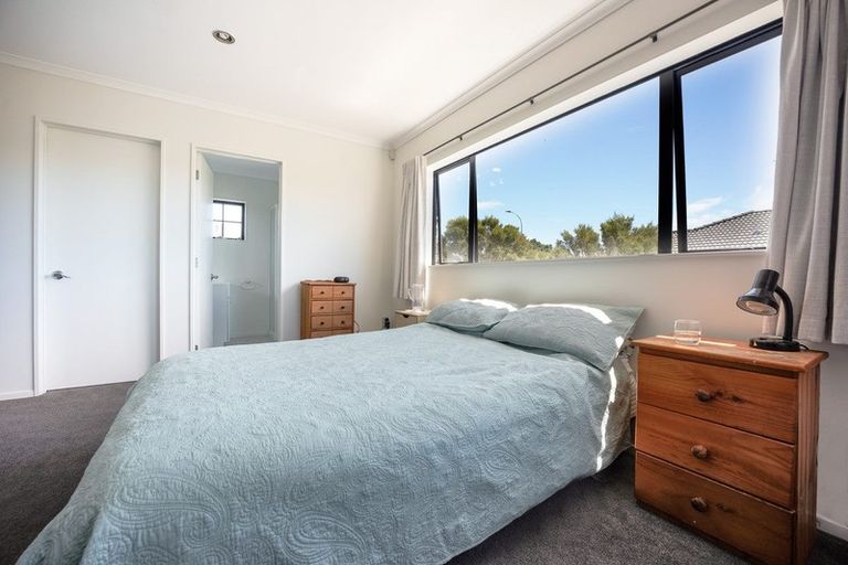 Photo of property in 38 Rivervale Grove, Stanmore Bay, Whangaparaoa, 0932