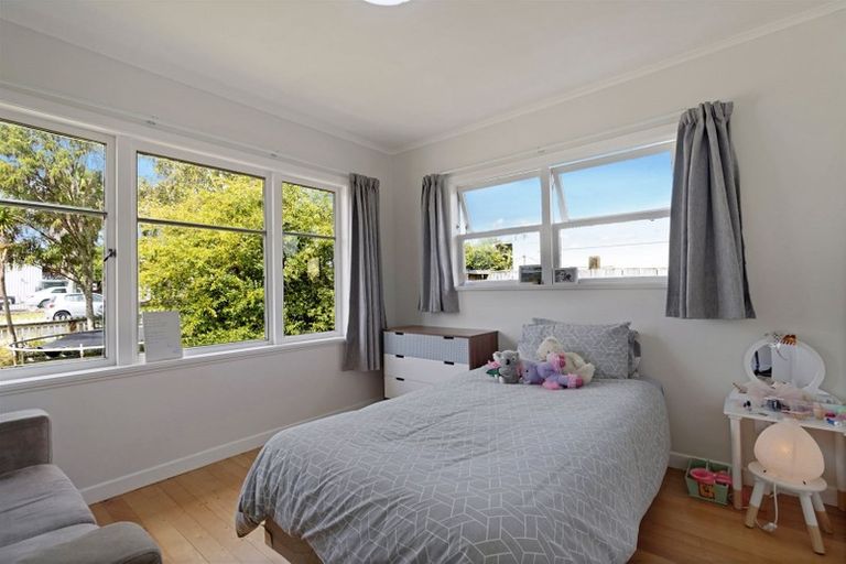 Photo of property in 2 Totara Road, Te Atatu Peninsula, Auckland, 0610