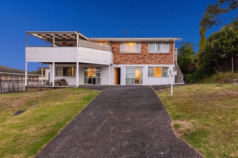 Photo of property in 1 Wakeling Avenue, Te Atatu South, Auckland, 0610