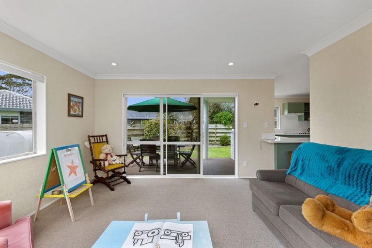 Photo of property in 6 Settlers Grove, Orewa, 0931