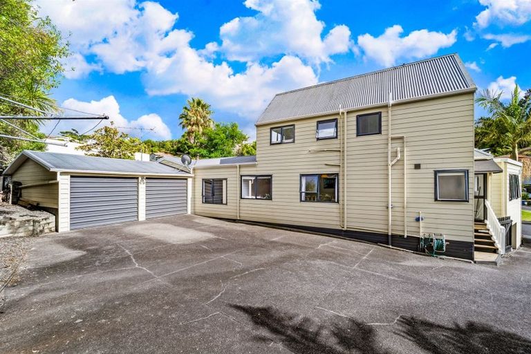 Photo of property in 10 Penguin Drive, Murrays Bay, Auckland, 0630