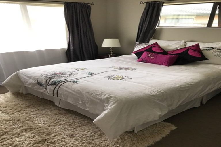 Photo of property in 22 Percy Kinsman Crescent, Riverstone Terraces, Upper Hutt, 5018