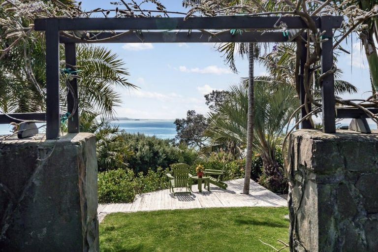 Photo of property in 33 Chelverton Terrace, Red Beach, 0932